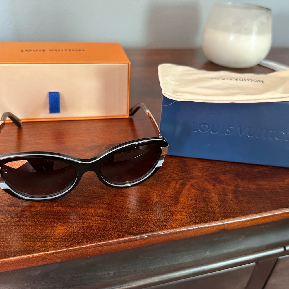 COPY - Authentic Louis Vuitton Petit Soupçon Cat Black  woman’s Sunglasses - Picture 9 of 12